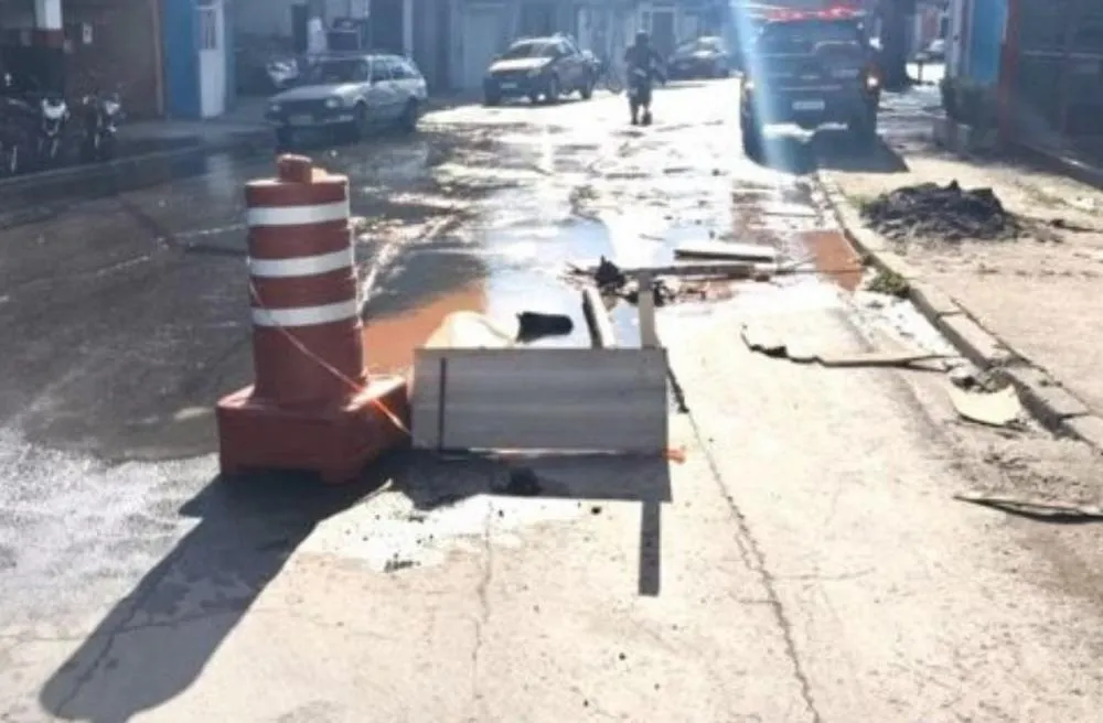 Estrada em Embu das Artes tem faixa bloqueada por obras emergenciais 