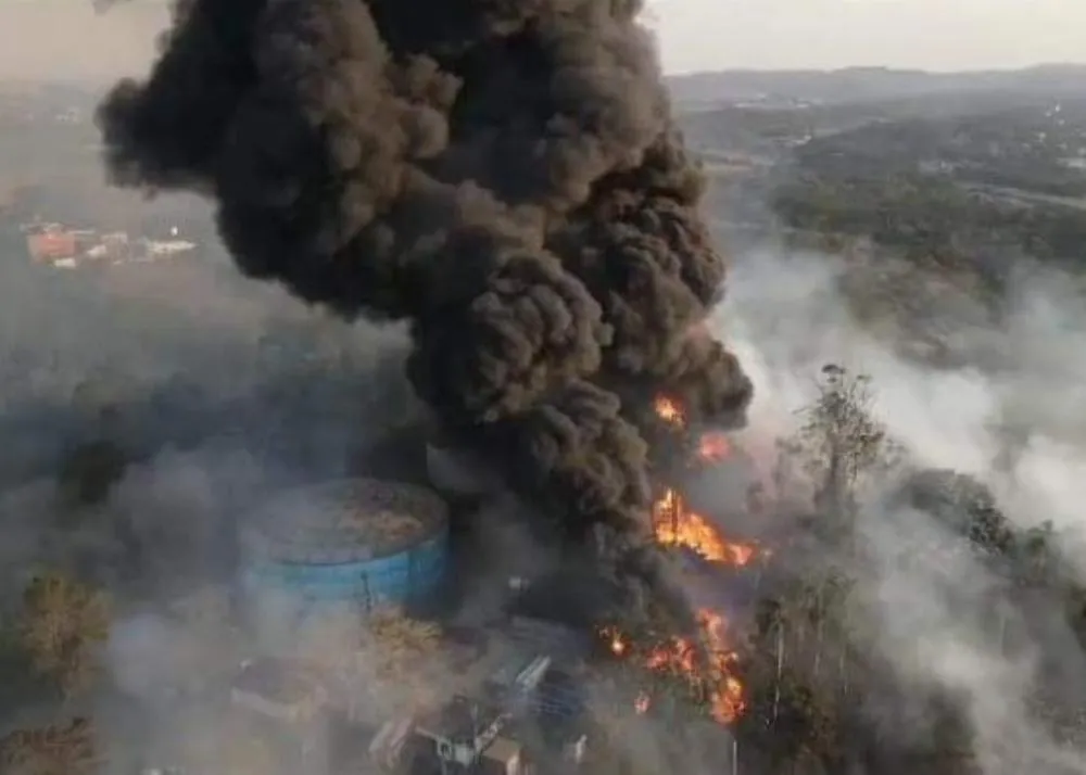 Incêndio gigantesco atinge Itapecerica da Serra 