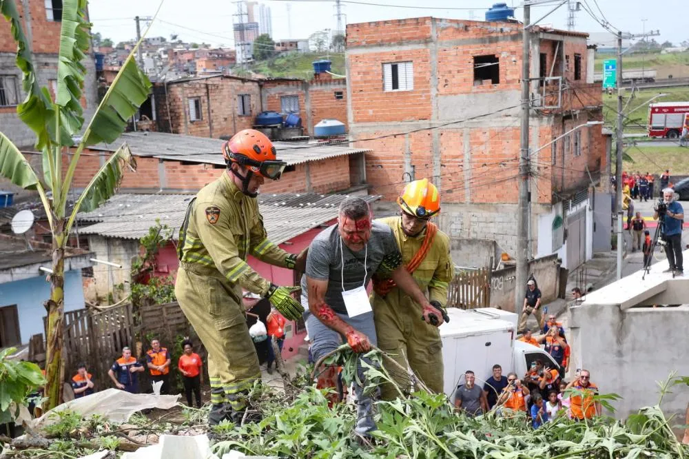 Embu das Artes: Defesa Civil prepara moradores para ocorrências de incêndio e deslizamentos
