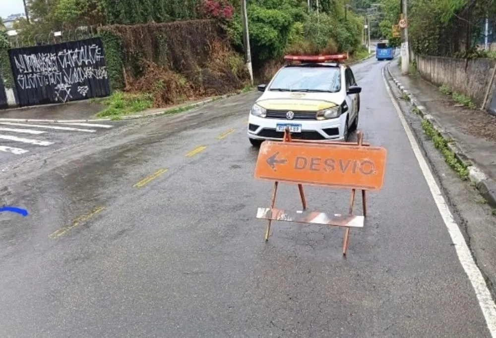 Via em Embu das Artes tem trecho com bloqueio viário 