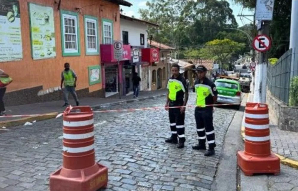 Devido à obras estruturais, rua no centro de Embu das Artes está bloqueada 