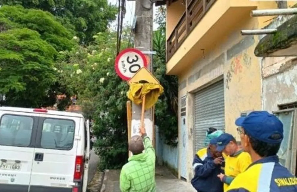 Sinalizações de trânsito de Embu das Artes recebem manutenção e limpeza