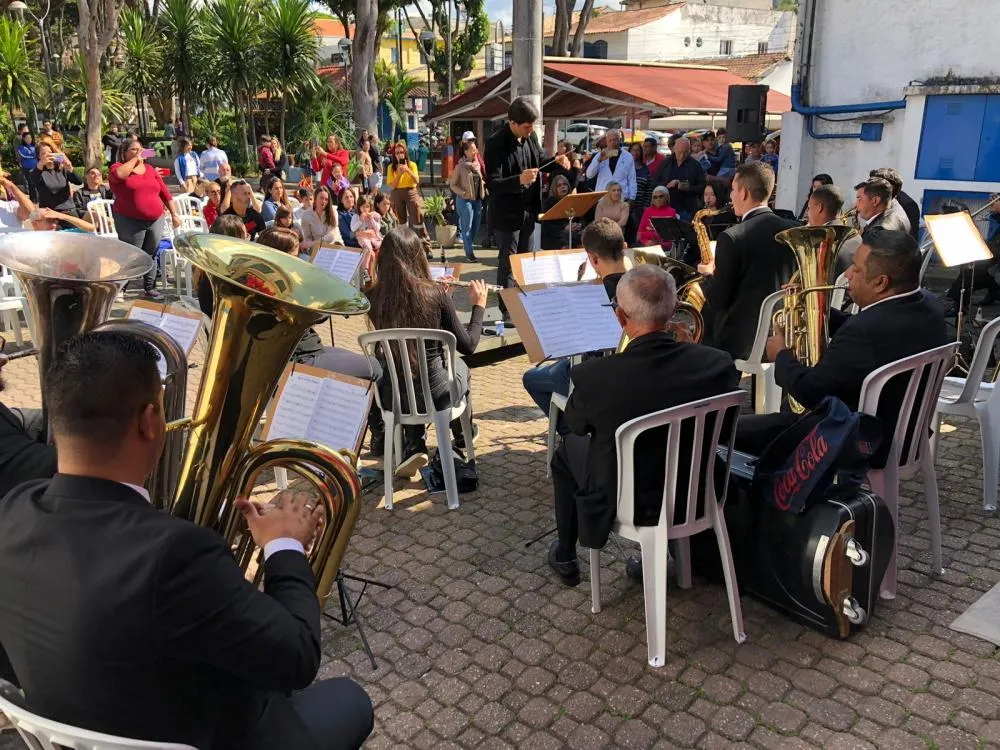Embu das Artes comemora Dia do Músico em frente ao Museu de Arte Sacra