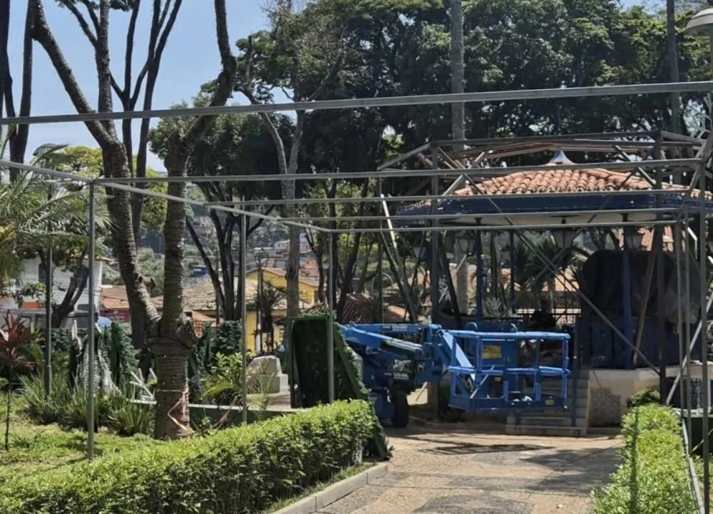 Decoração de Natal em Embu das Artes está sendo concluída; saiba quando inaugura