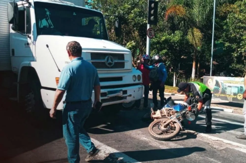 Embu das Artes: agentes de trânsito atendem ocorrência de colisão 