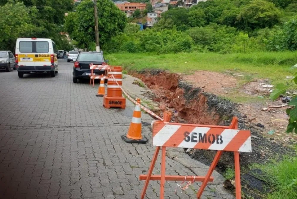 Embu das Artes: faixa de via fica bloqueada devido à cratera