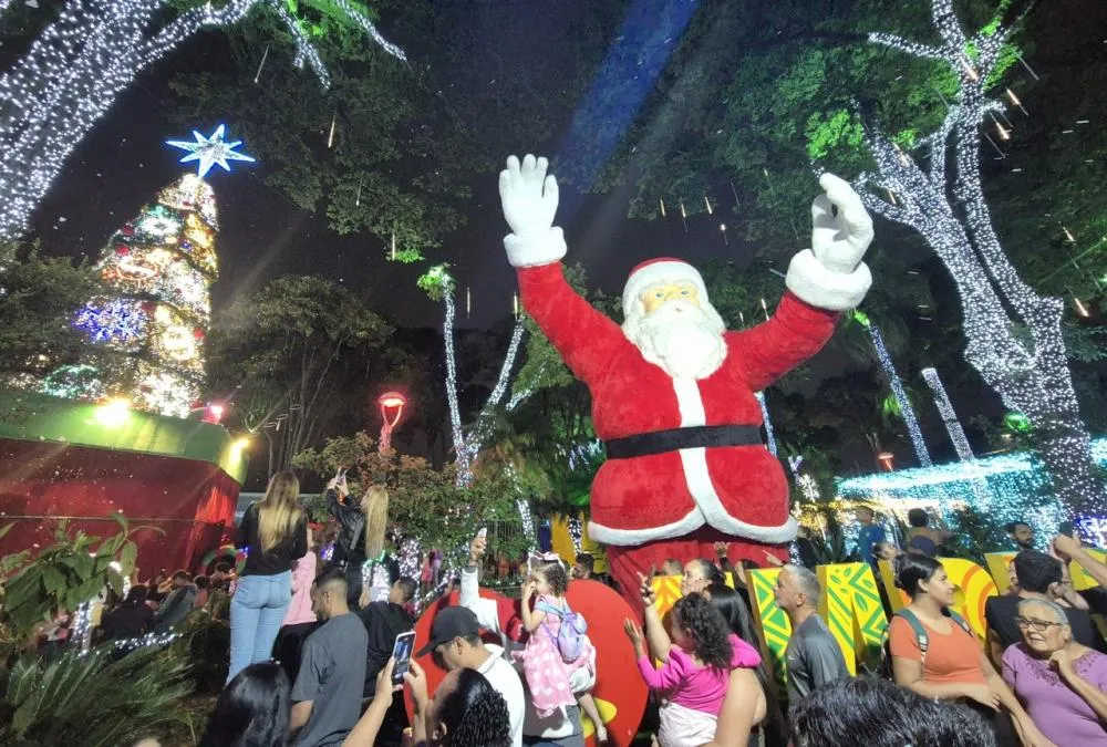 Natal Iluminado em Embu das Artes é inaugurado