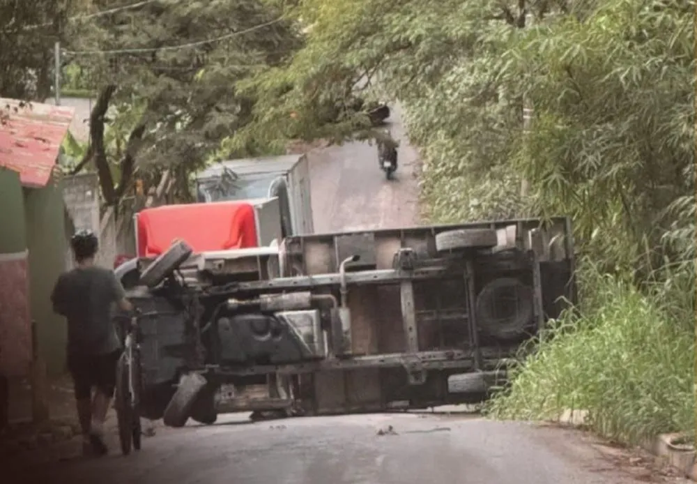 Caminhão tomba em Embu das Artes 
