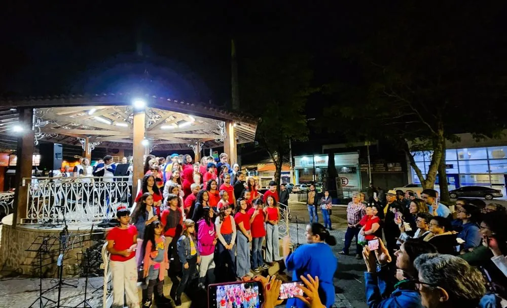 Itapecerica da Serra: CMIC celebra 131 anos com apresentação no Largo da Matriz