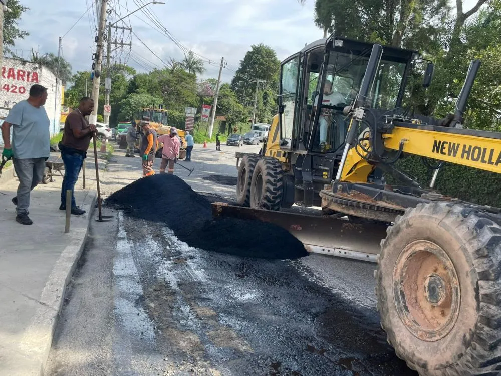 Itapecerica da Serra: Operação Tapa-Buraco é realizada em áreas críticas da região central
