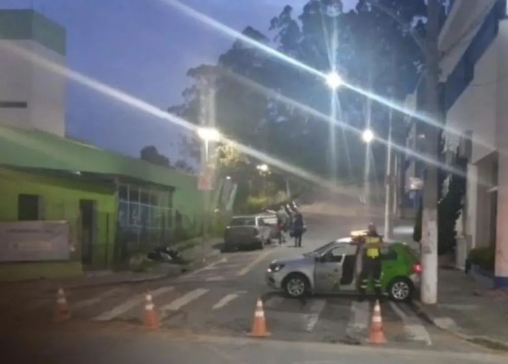 Rua em Embu das Artes fica completamente bloqueada 