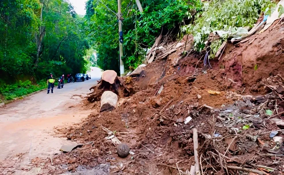 Itapecerica da Serra: grande volume de chuvas causam deslizamento de terra