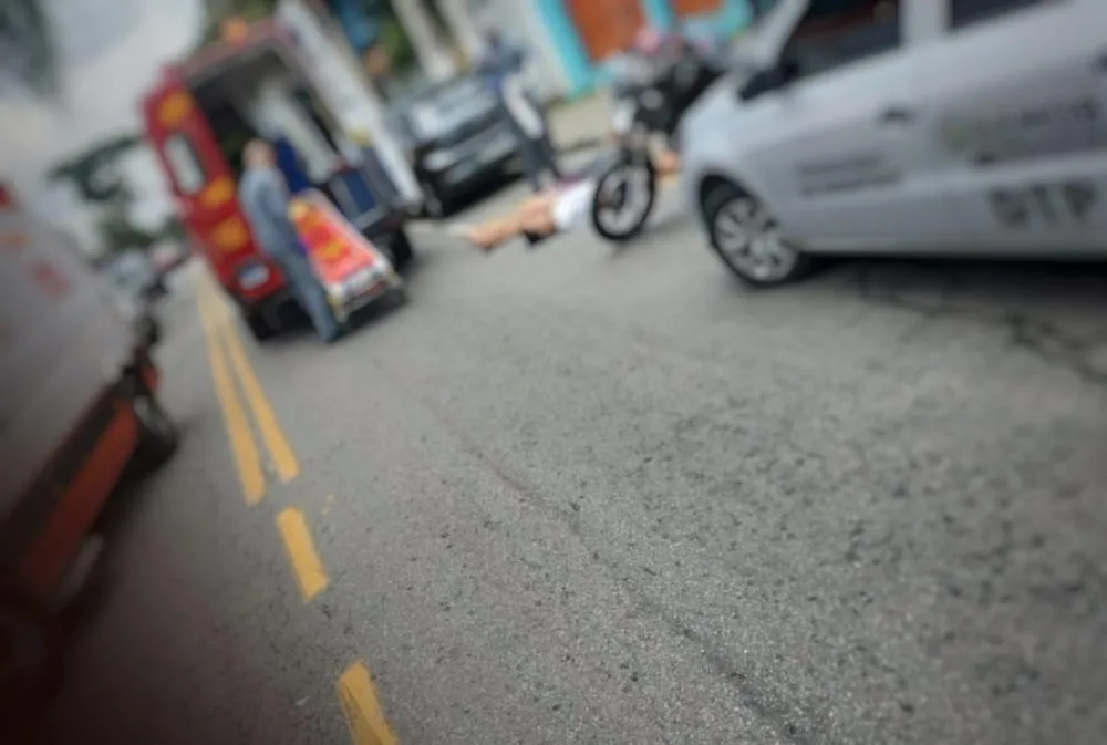 Acidente entre carro e moto deixa vítima em Embu das Artes 