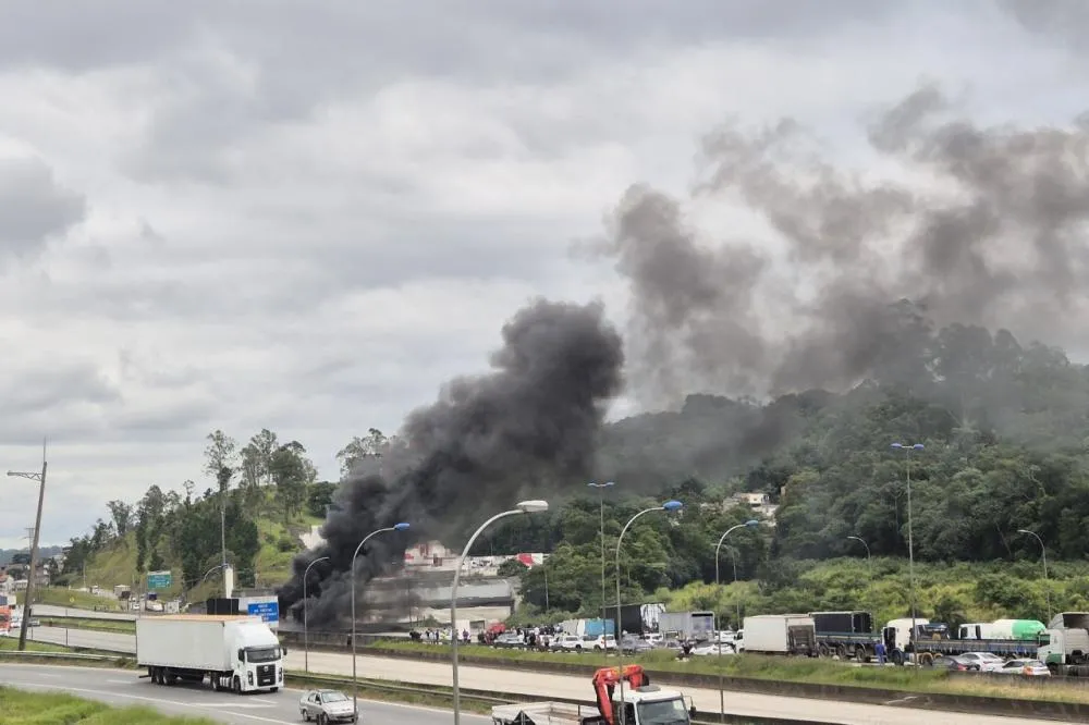 Carreta pega fogo no Rodoanel em Embu das Artes e trânsito está travado 
