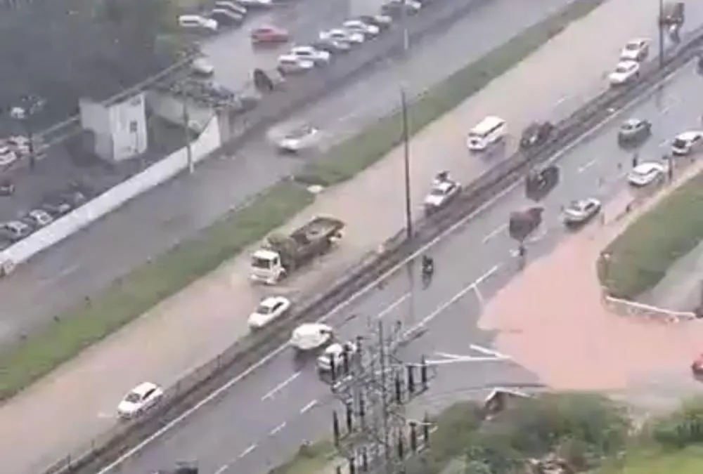 Embu das Artes registra alagamento na Rodovia Régis Bittencourt, próximo à divisa com Taboão da Serra