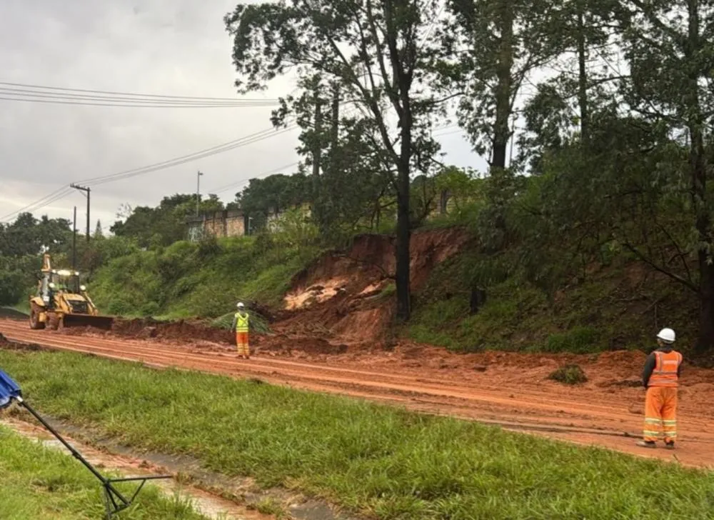 Deslizamento de terra na Rodovia Régis em Embu das Artes deixa via interditada sentido Taboão da Serra