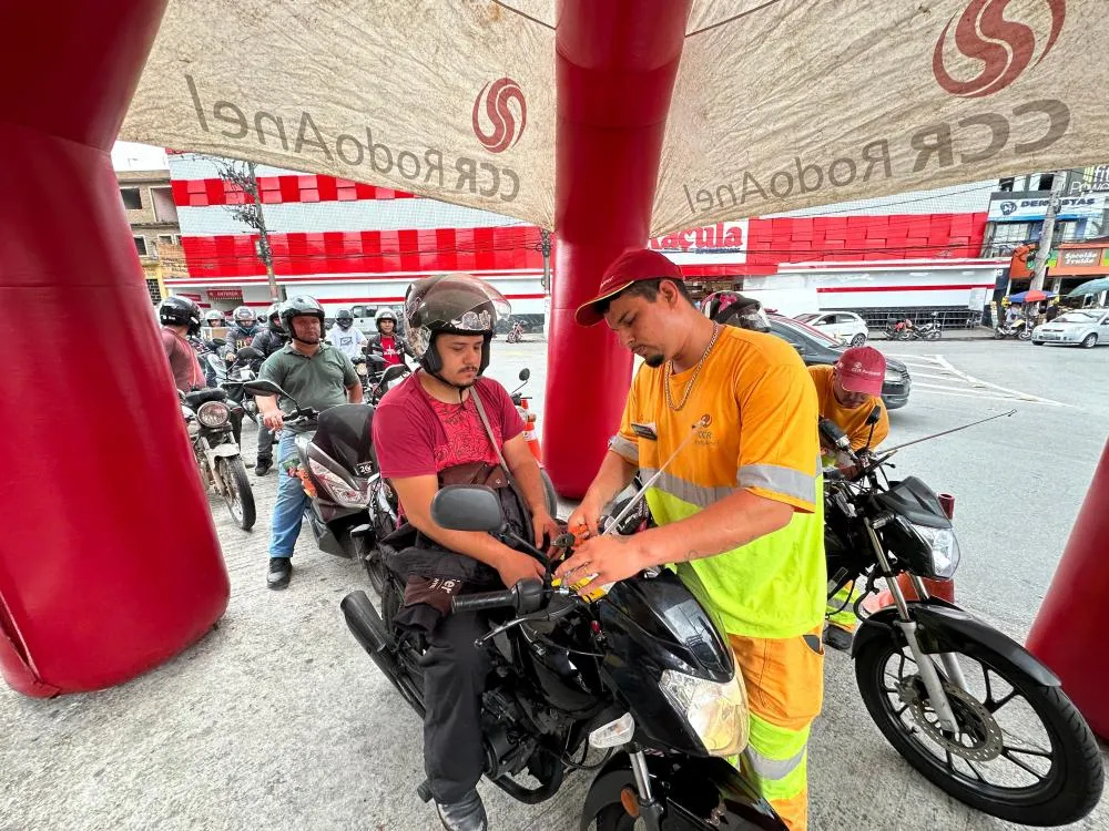 Embu das Artes: Motociclistas recebem antenas “corta-pipa”