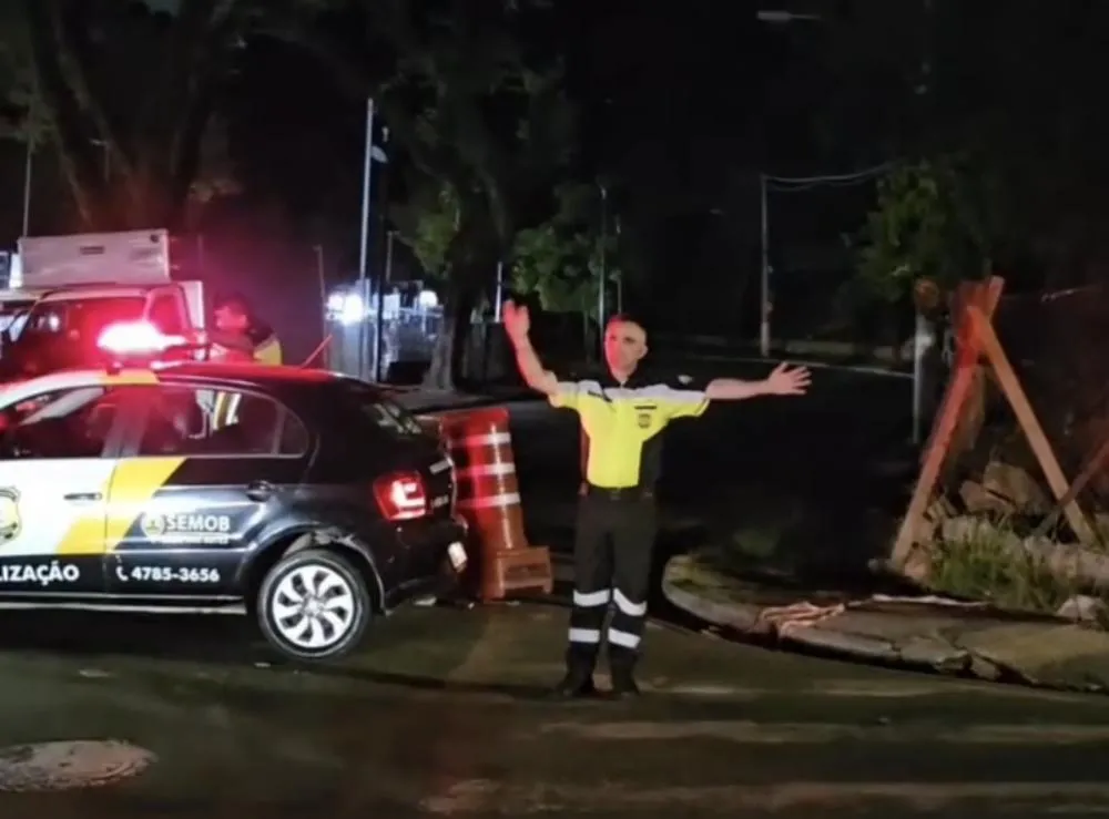 Colisão de caminhão em poste em Embu das Artes interdita Avenida Elias Yazbek