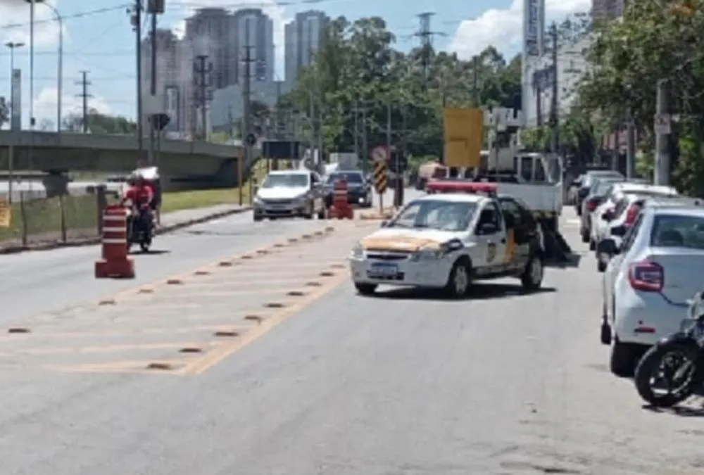 Avenida em Embu das Artes tem fluxo parcialmente bloqueado 