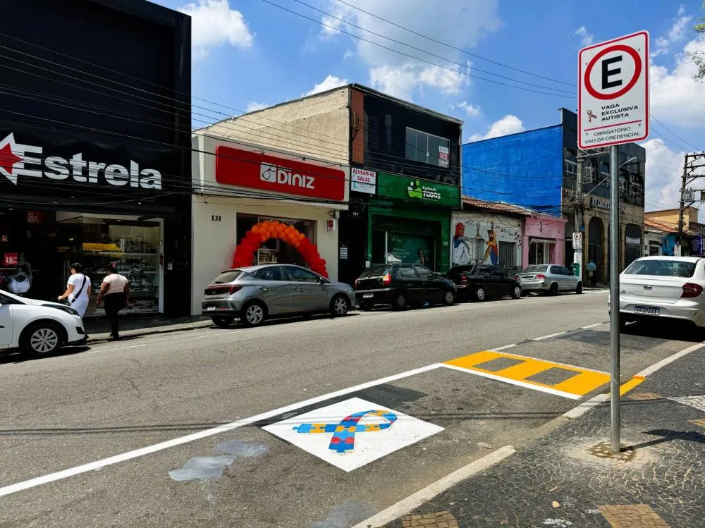 Itapecerica da Serra: Prefeitura implanta vagas de estacionamento exclusivas para pessoas com TEA
