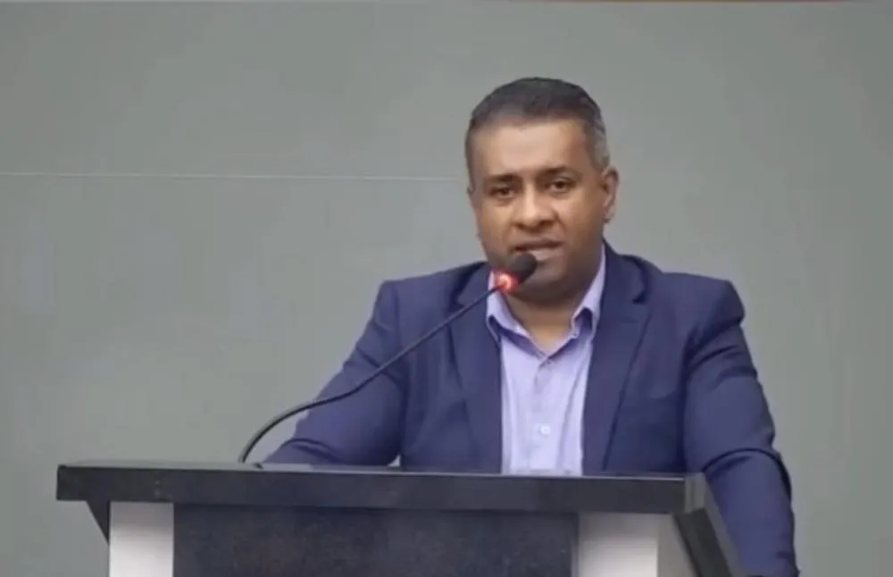 Vereador aconselha povo de Embu das Artes a jogar “merda” na cara do prefeito Hugo Prado