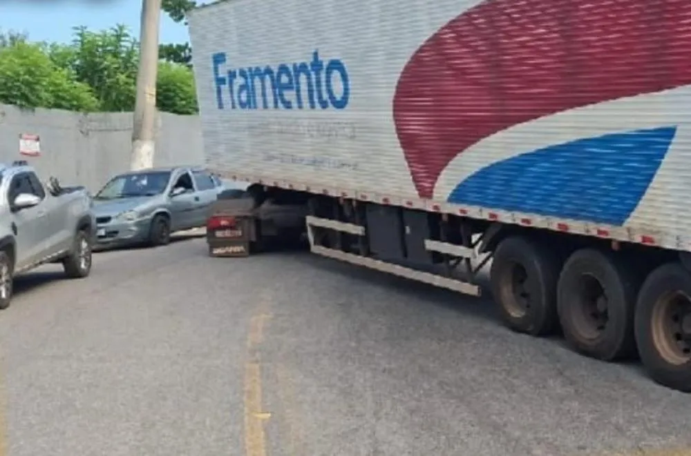 Caminhão travado em via de Embu das Artes deixa trânsito parcialmente bloqueado 