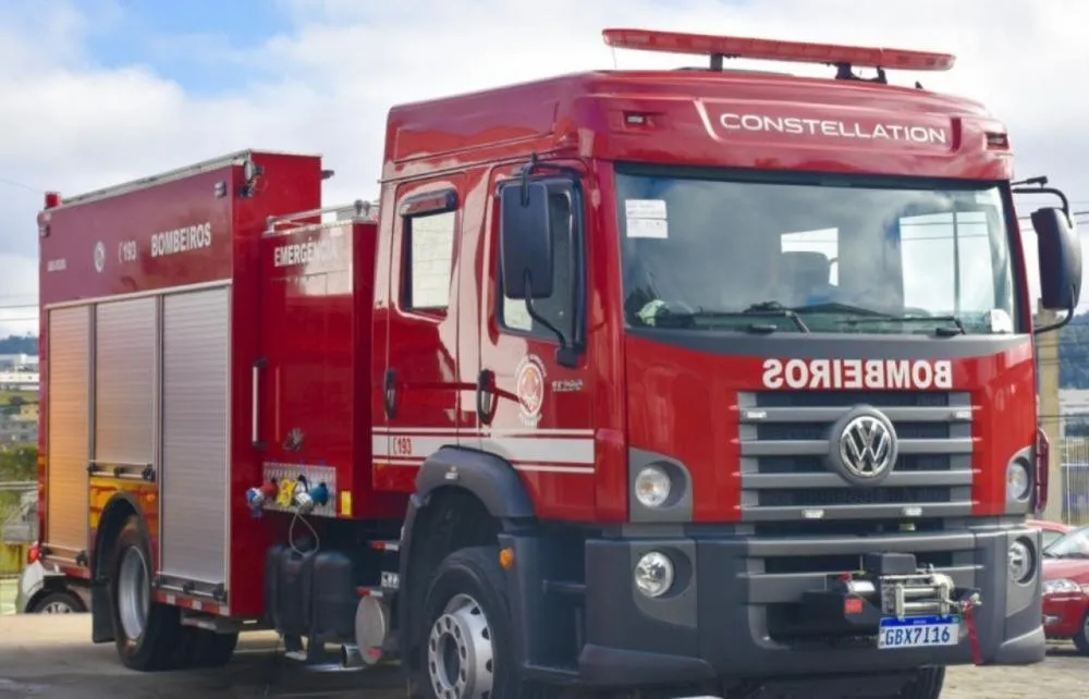 Bombeiros atendem ocorrência de incêndio em residência em Embu das Artes