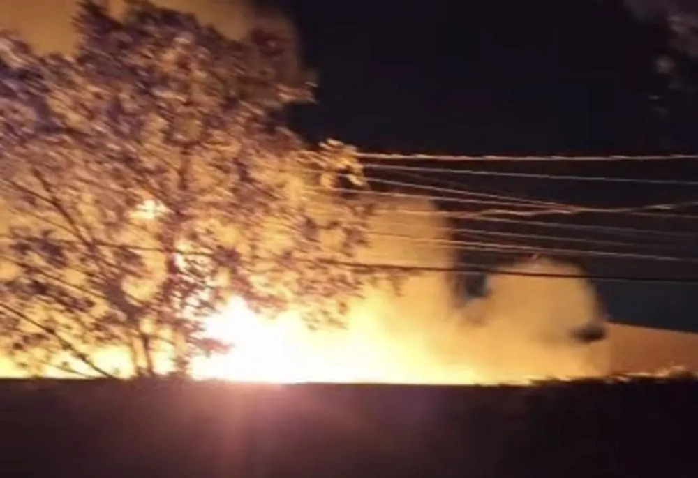 Incêndio atinge terreno em Itapecerica da Serra, próximo à Prefeitura