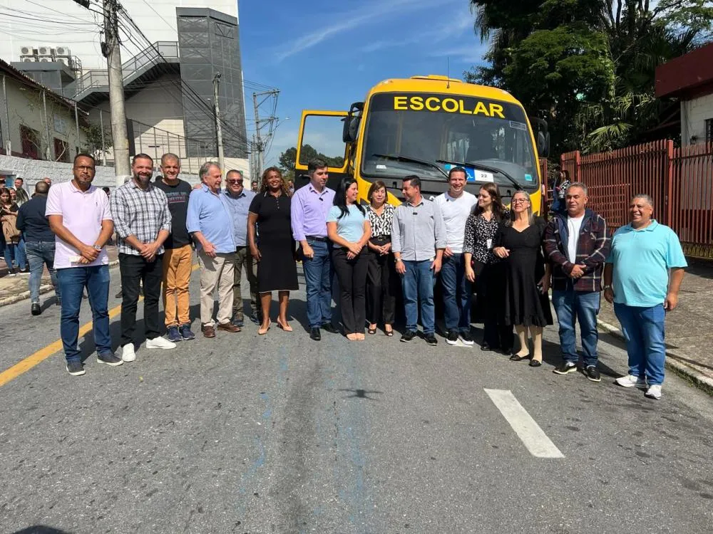 Deputado Eduardo Nóbrega viabiliza ônibus escolar 0KM para Itapecerica da Serra com apoio do prefeito Ramon Corsini, vice Allan Dias e vereadores