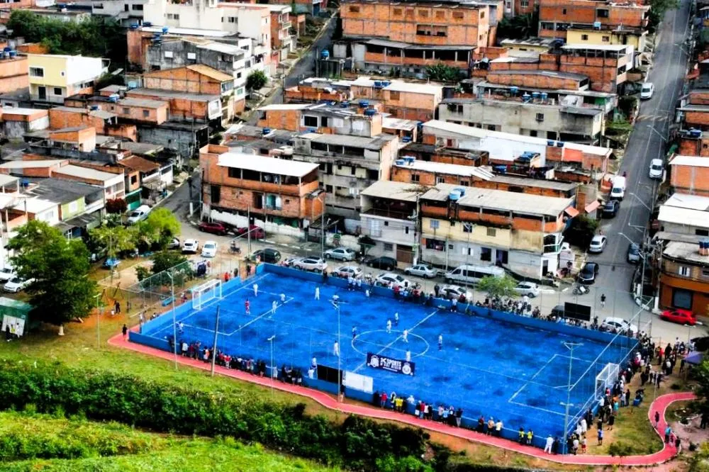 Prefeito Ramon Corsini entrega novo gramado sintético do Campo do Trapé e reforça compromisso com o esporte em Itapecerica da Serra
