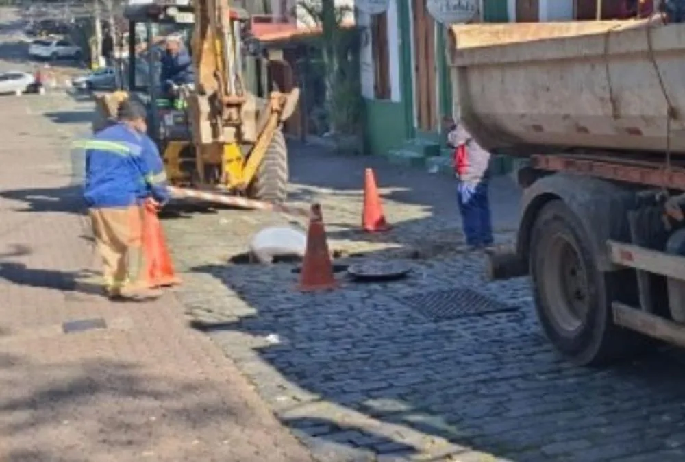 Rua no centro de Embu das Artes está parcialmente bloqueada