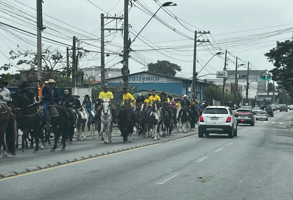 Desfile de Cavaleiros marca início da Romaria de Itapecerica da Serra a Pirapora