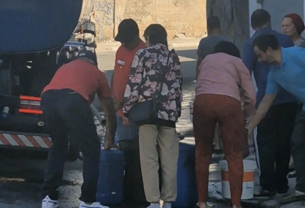 Moradores de Itapecerica da Serra reclamam da falta de água e criticam Sabesp