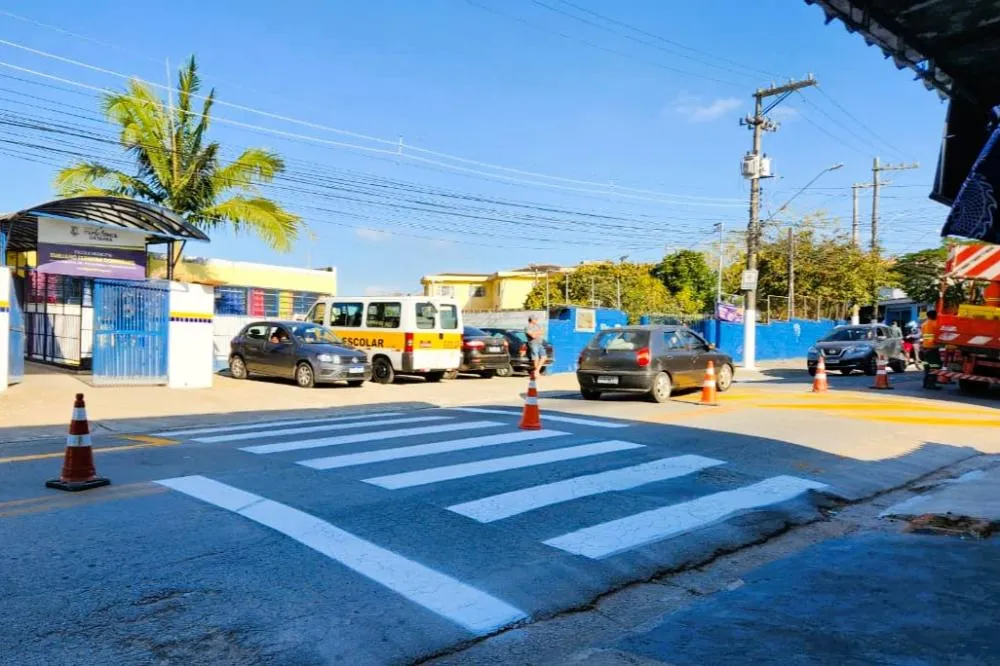 Prefeitura de Itapecerica da Serra intensifica manutenção da sinalização viária em escolas municipais