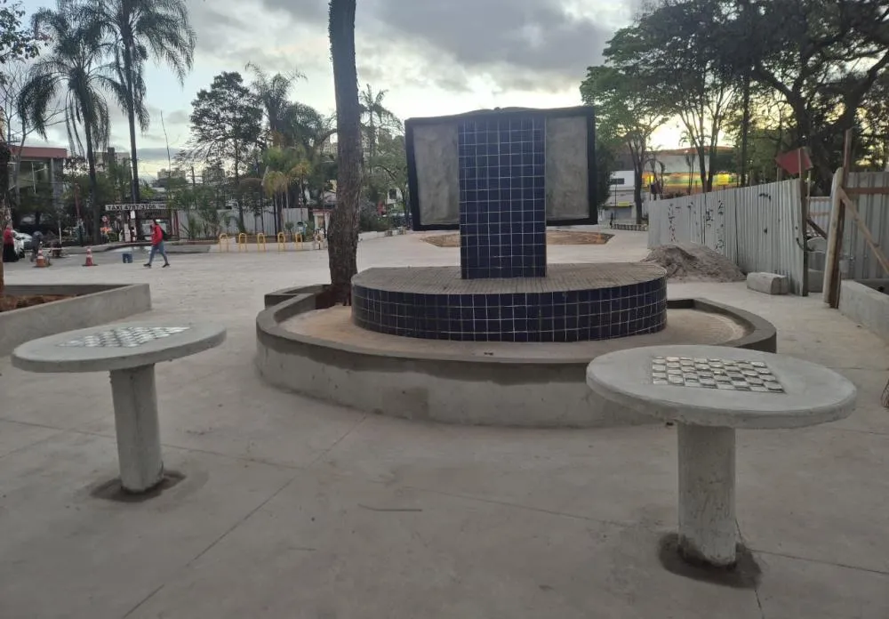 Mesas foram instaladas na Praça Nicola Vivilechio, em Taboão da Serra. Foto: Charles Eliseu/Jornal SP Repórter
