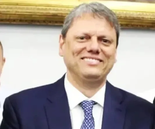 Governador Tarcísio de Freitas entrega mais de 500 moradias em Embu das Artes