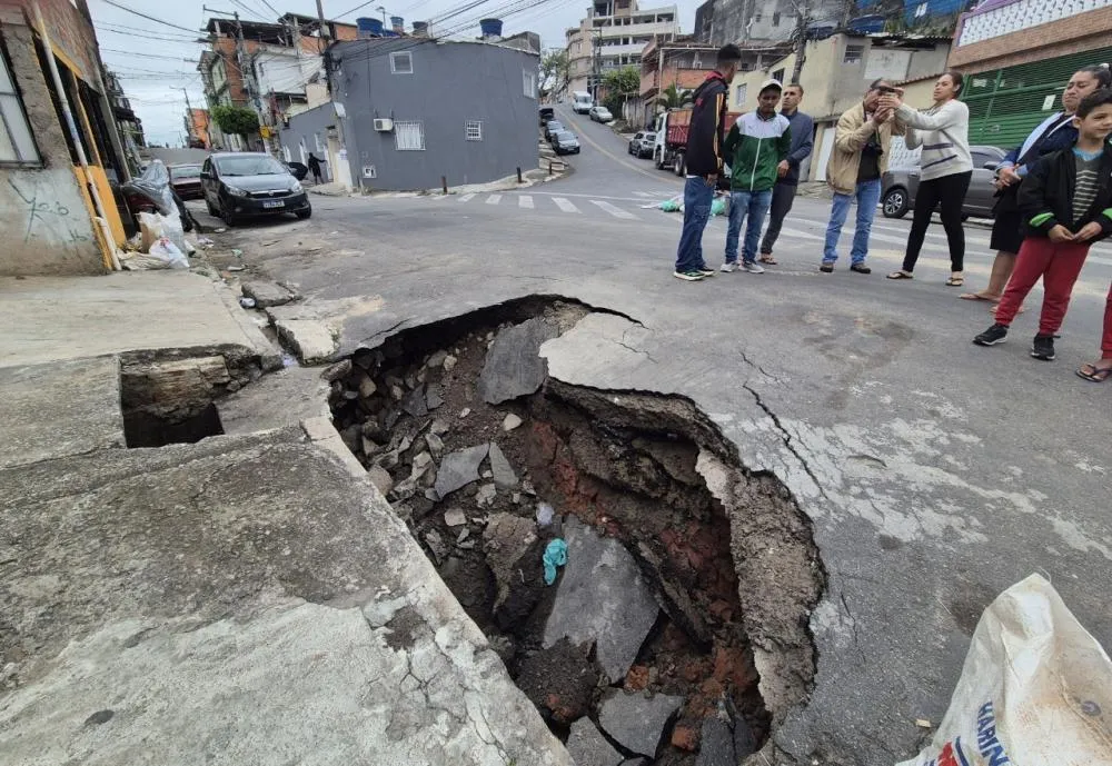 Cratera coloca em risco a população em Embu das Artes. Foto: Charles Eliseu/Jornal SP Repórter 