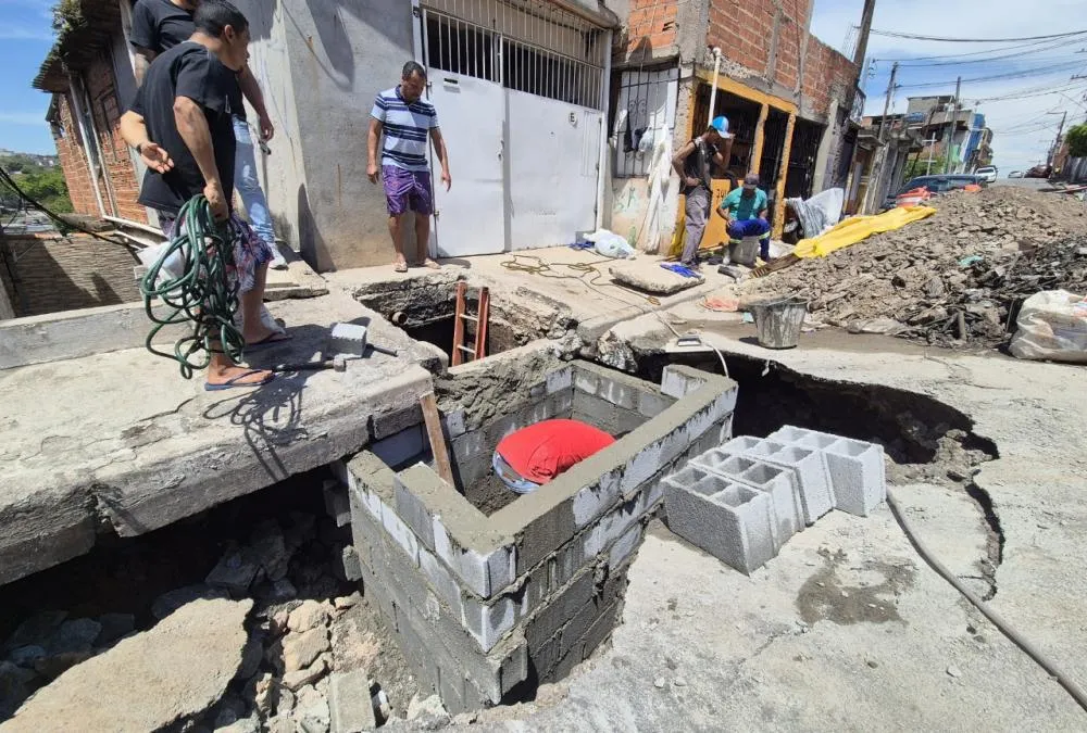 Após reportagem em Embu das Artes, prefeitura inicia obras em cratera que ameaça casas no Jardim Santo Eduardo