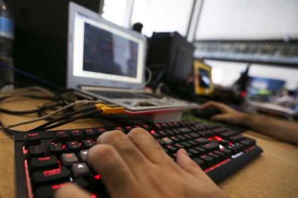 Crianças devem ficar no máximo 1h por dia em frente à TV e computadores, diz estudo 