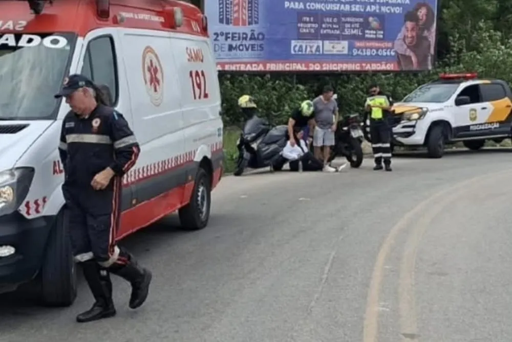 Piloto fica ferida após queda de moto na Estrada dos Moraes, em Embu das Artes