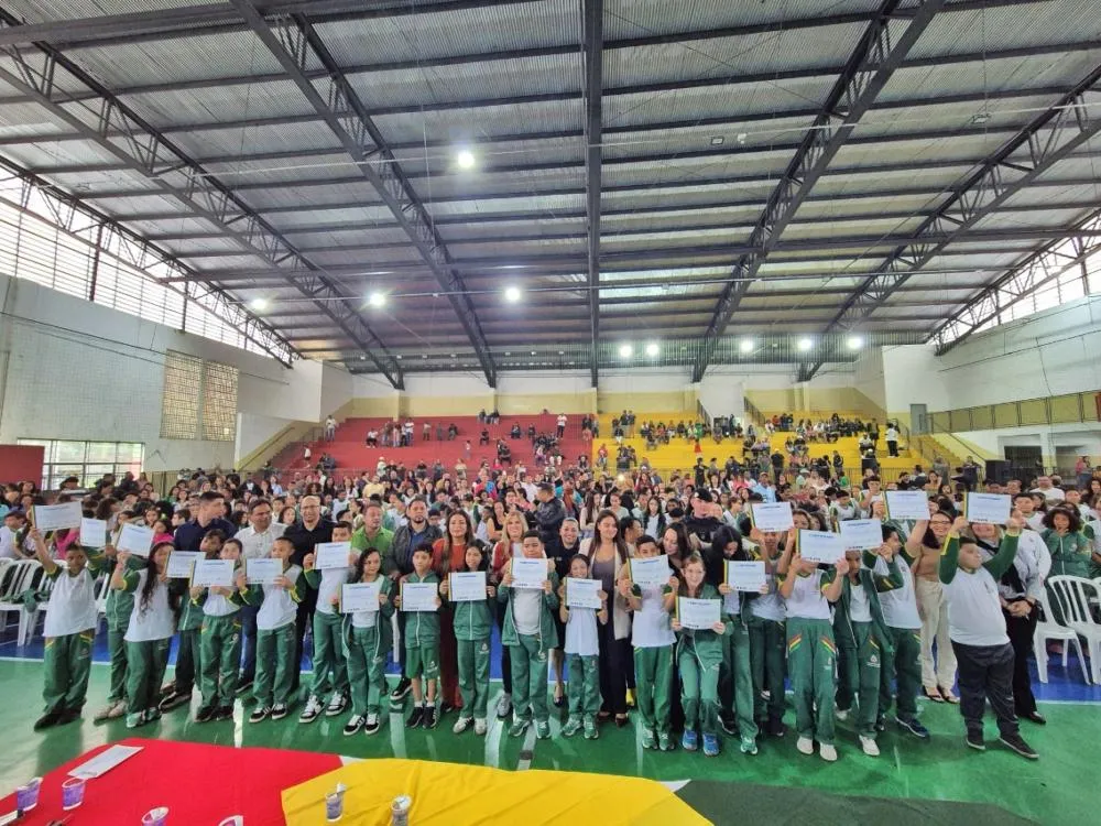 Embu das Artes: Deputada Ely Santos e vice-prefeita Dra. Bete participam da entrega de certificados do projeto GEPAD na Escola Valdelice