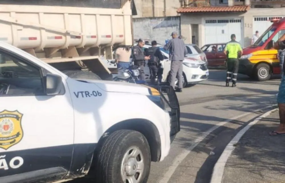 Colisão entre moto e caminhão em Embu das Artes deixa uma pessoa ferida