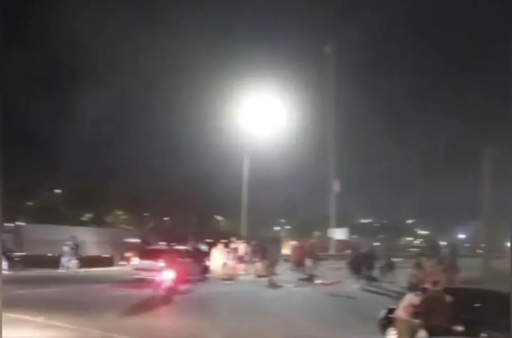 População de Embu das Artes protesta na Rodovia Régis Bittencourt contra falta de energia