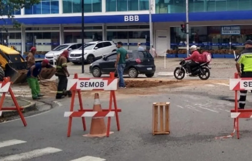 Bloqueio parcial na Avenida Elias Yasbek altera o trânsito em Embu das Artes