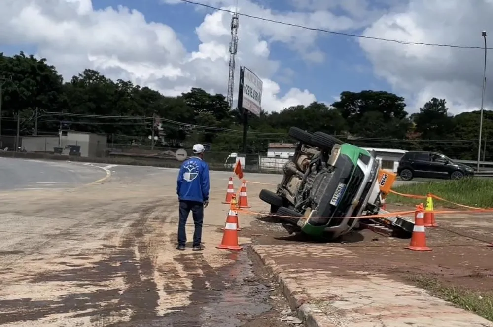 Capotamento em Itapecerica da Serra é registrado às margens da rodovia Régis Bittencourt