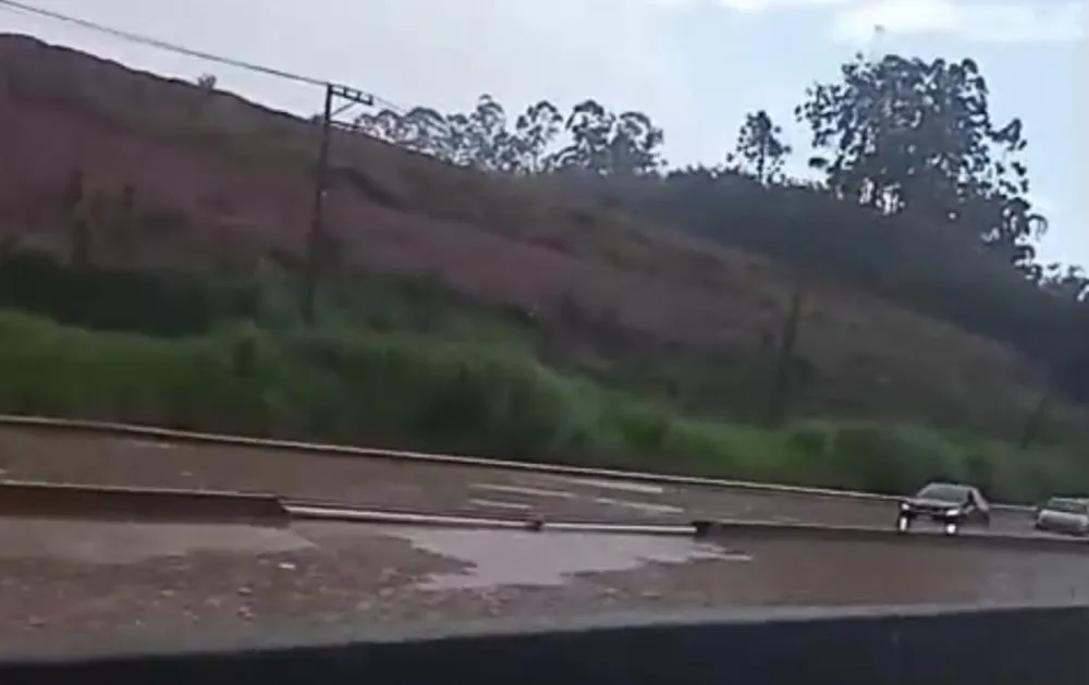 Rodovia Régis Bittencourt alagou em Itapecerica da Serra neste domingo