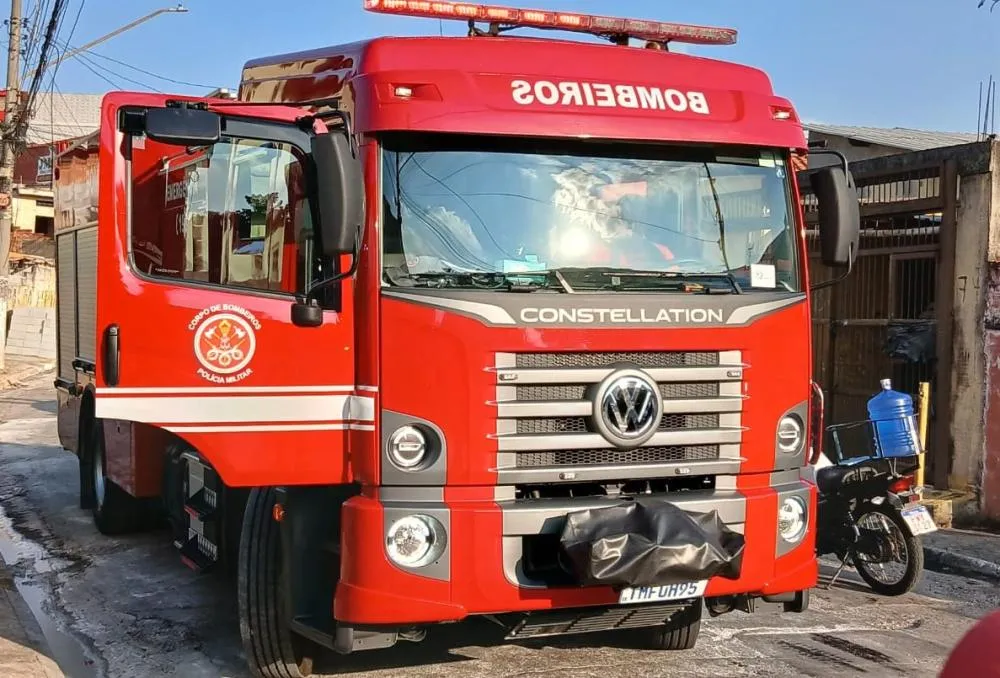 Incêndio em residência mobiliza bombeiros em Taboão da Serra