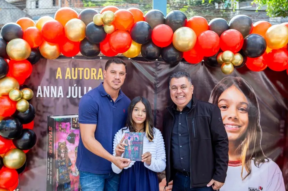 Aluna da rede de Taboão da Serra lança livro após vencer concurso de Poesia Periférica