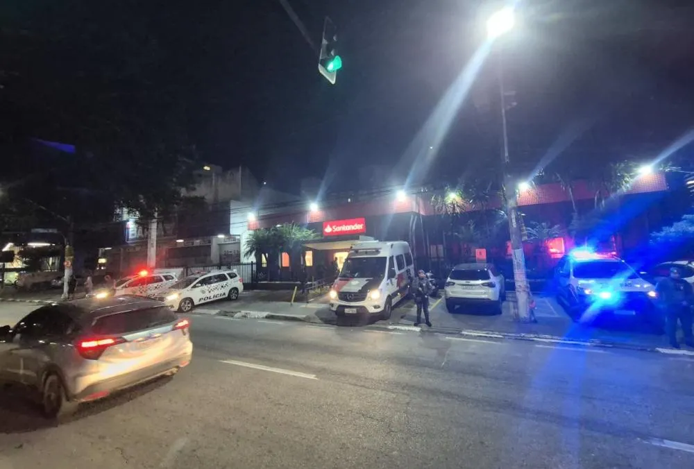 Taboão da Serra: Polícia Militar e Corpo de Bombeiros atendem ocorrência em banco no centro da cidade