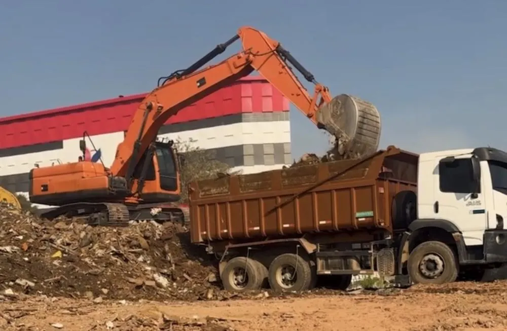 Taboão da Serra retira 2.500 toneladas de resíduos em uma semana e intensifica limpeza do lixão